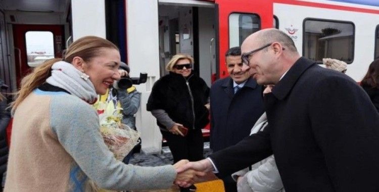 Turistik Doğu Ekspresiyle seyahate çıkan bakanın eşi Erzincan’da mola verdi