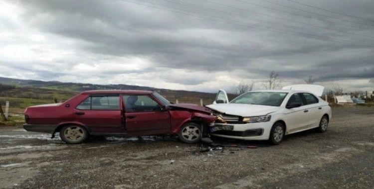 İki araç kavşakta çarpıştı: 5 yaralı