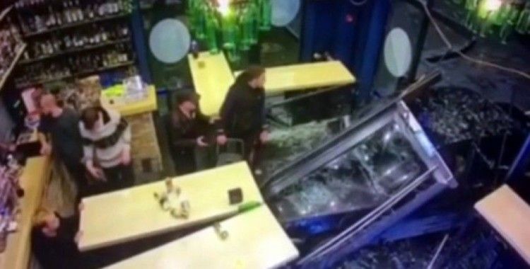 Rusya'da bir otomobil kafede oturanların arasına daldı