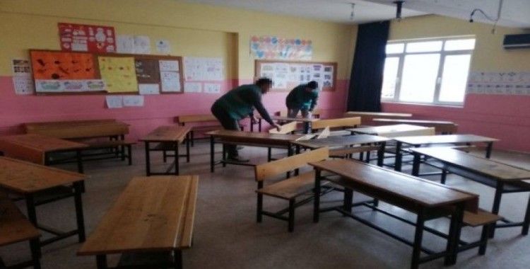 Tarsus’ta yükümlüler okul temizledi