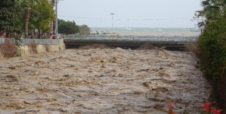 Mersin'de sel gelen derenin seviyesi kritik seviyeye ulaştı