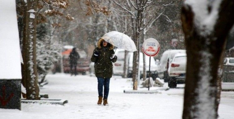 Başkent Ankara beyaza büründü