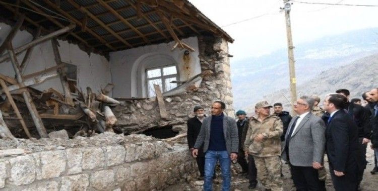 Vali Aykut Pekmez Gerger’de depremzedelerle bir araya geldi