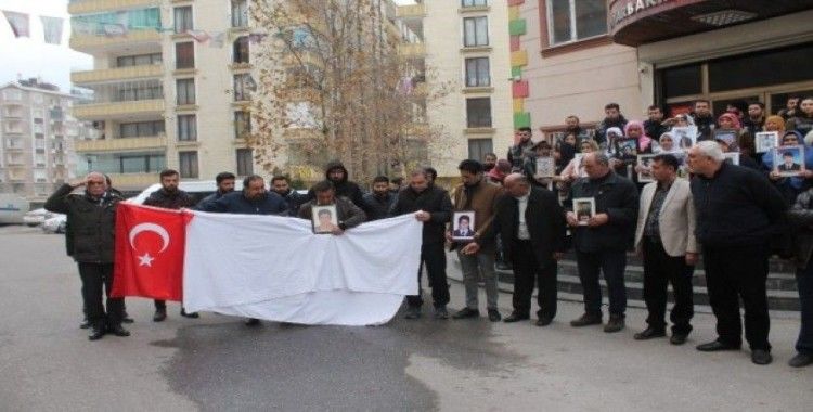 HDP önündeki aileler İdlib ve Van şehitleri için ellerinde kefen ve Türk bayrağıyla saygı duruşunda bulundu