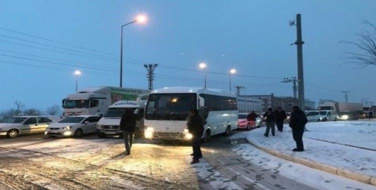 Konya’da kar yağışı ulaşımı olumsuz etkiliyor