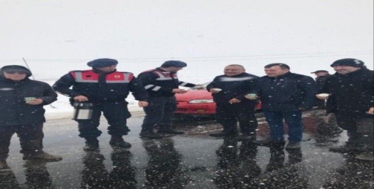 Jandarmadan karda yolda mahsur kalan araç sürücülerine sıcak çay ikramı