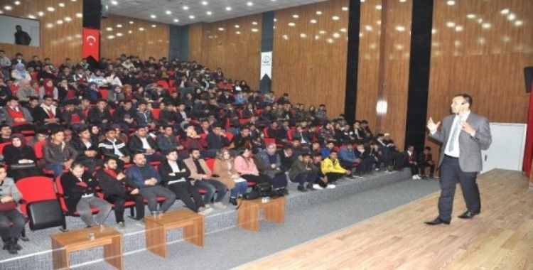 Liseli öğrencilere "Üniversite sınavlarında başarı kodları" semineri verildi