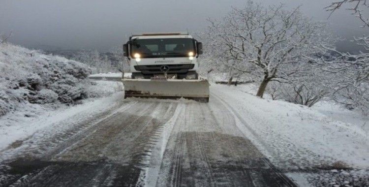 Yollar buz tuttu, mahsur kalan araç kurtarıldı
