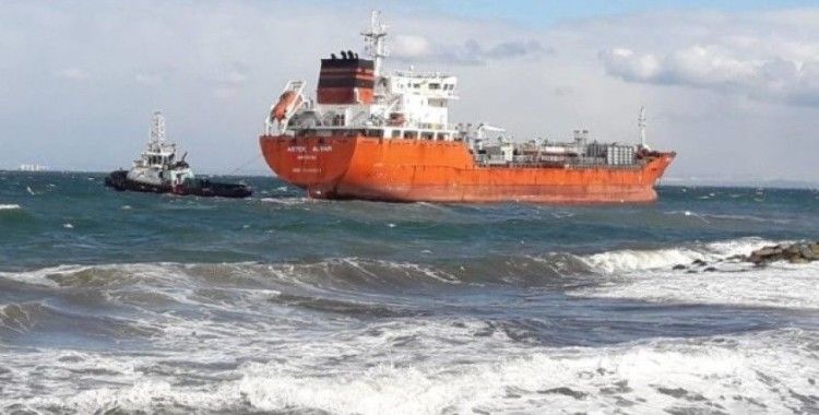 Yalova’da sürüklenen gemi kıyı ekiplerince tersaneye yanaştırıldı