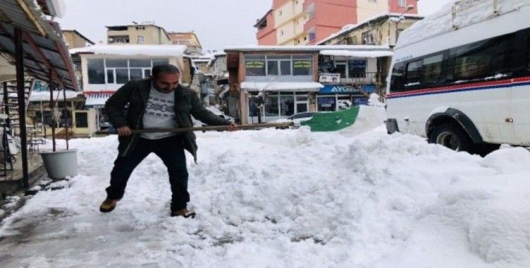 Hizan’da kar yağışı ve tipi