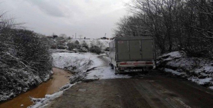 Çekmeköy’de kar nedeniyle kayan kamyonet dereye devrildi