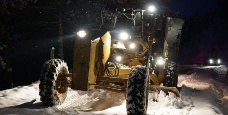 Alaşehir’de karla kapanan yollar açıldı