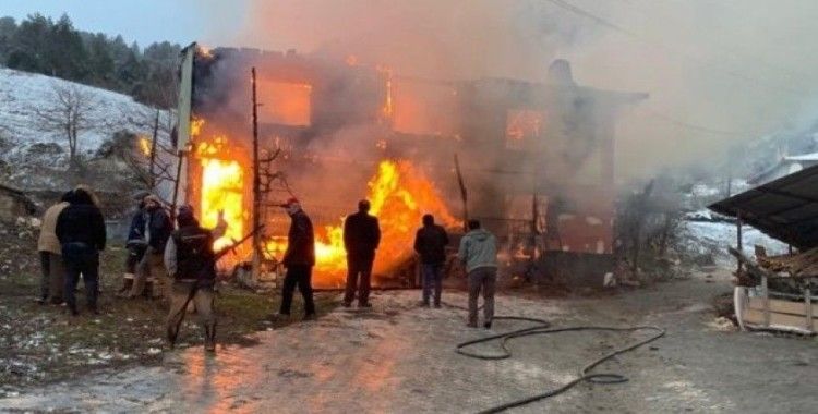 Bolu'da, 2 katlı ev alev alev yandı: 1 ölü, 4 yaralı