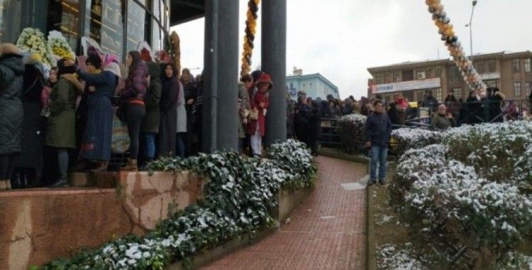 Bursa’da züccaciye dükkanının açılışında izdiham yaşandı