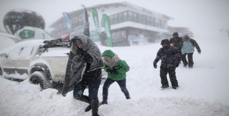 Uludağ'da tatilcilere kar ve fırtına şoku