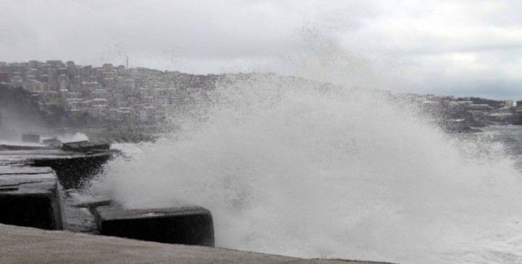 Zonguldak'ta dev dalgalar 7 metrelik istinat duvarını aştı