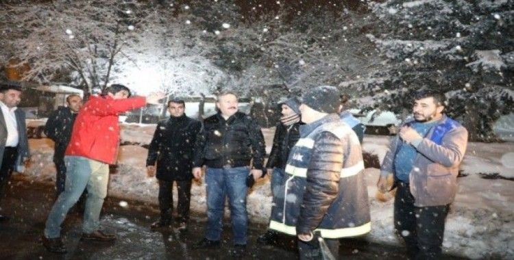 Başkan Palancıoğlu, gece çalışmalara katıldı, yolları temizledi