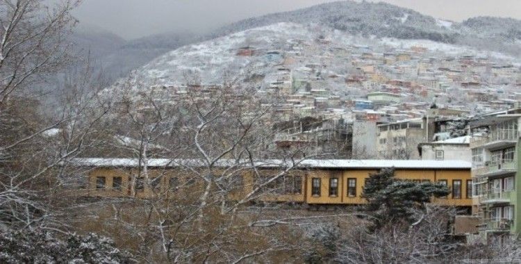 Bursalılar güne karla uyandı