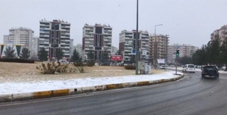 Diyarbakır’da kar yağışı hayatı olumsuz etkiledi
