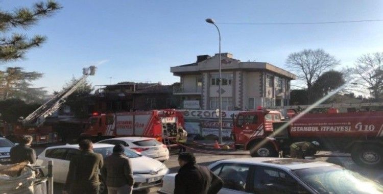 Kadıköy’de çıkan yangında 1 restoran ve 2 evin çatısı kül oldu