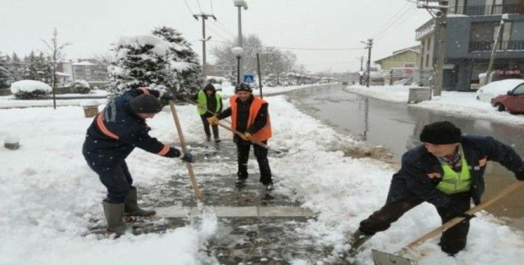 Düzce Belediyesi gece gündüz kar mücadelesi yapıyor