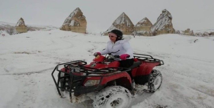 Turistlerin Kapadokya’da kar altında ATV keyfi