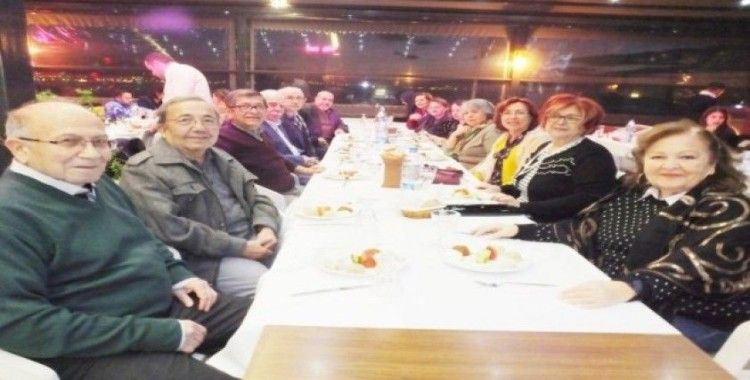 Burhaniye’de doktorlar emekliye ayrılan arkadaşları için uğurlama yemeği verdi