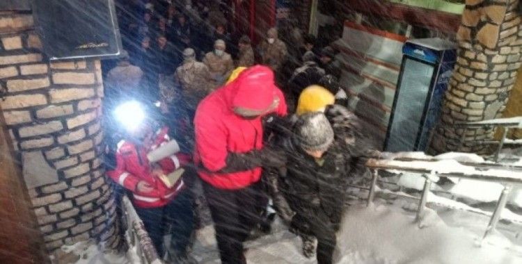 Van Gölü kıyısında donma tehlikesi geçiren göçmenler hastaneye kaldırıldı