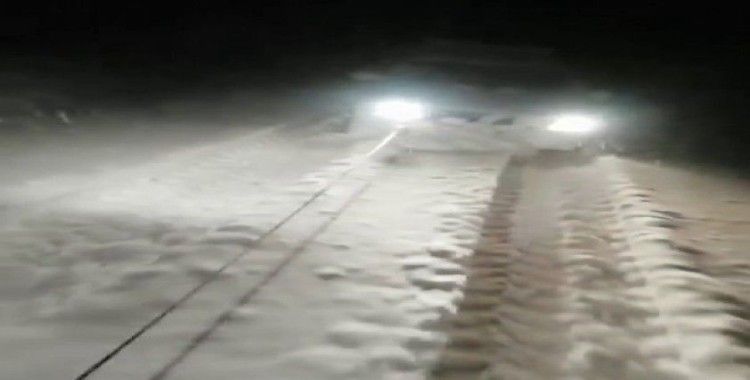 Siirt’te karda mahsur kalan araç traktör yardımıyla kurtuldu