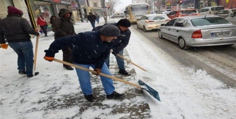 Kars Belediyesi kaldırım ve caddelerin karını temizliyor