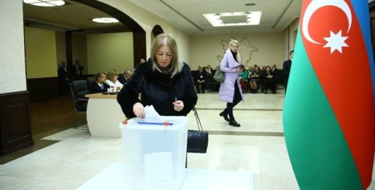 Azerbaycan sandığa gidiyor, oy verme işlemleri başladı