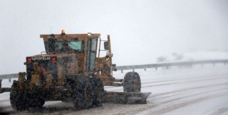 Bayburt’ta kar ve tipi 187 köy yolunu ulaşıma kapadı