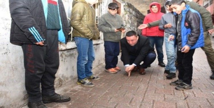 Başkan Beyoğlu sokakta çocuklarla misket oynadı