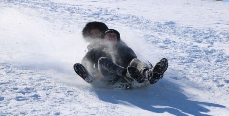 Kar tatilini fırsat bilen çocuklar doyasıya eğlendi