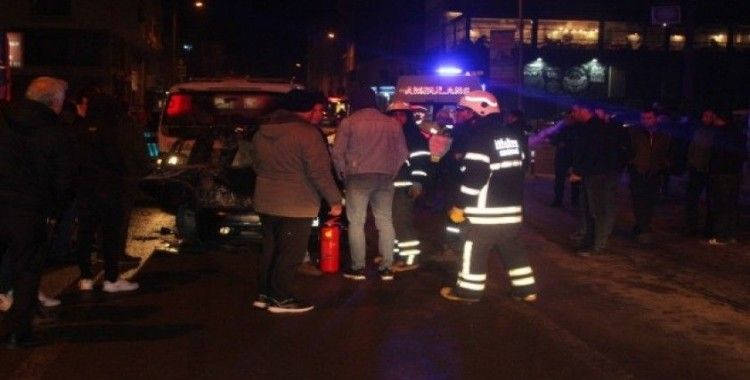 Otomobil duran araçlara çarptı: 4 Yaralı