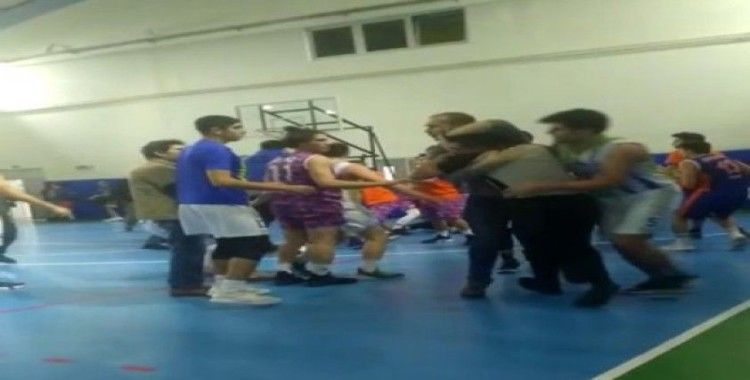 (Özel) Basketbol maçında hakemlere tekmeli yumruklu saldırı kamerada