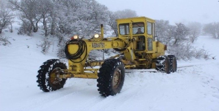 Elazığ’da karla mücadele:35 köy yolunun açılması için çalışma yürütülüyor