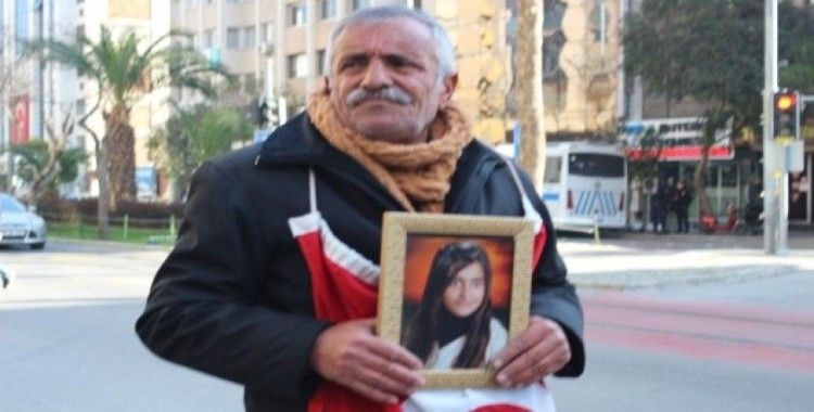 İzmir'de evlat nöbetindeki baba eylemini sürdürüyor: 'Ölmek var, dönmek yok'