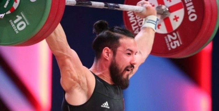 Milli halterci Daniyar İsmayilov, Özbekistan'da 3 altın madalya kazandı