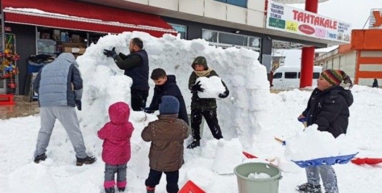 (Özel) Herkes kardan adam yaptı, onlar kardan kale yaptı