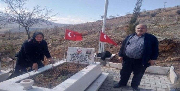 Şehit mezarındaki Türk Bayrağı’na Jandarma hassasiyeti