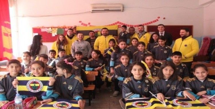 Fenerbahçeliler Derneğinden 30 öğrenciye forma