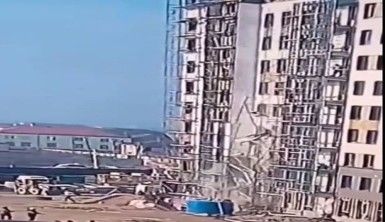 Rusya'da 2 inşaat işçisi iskele çökünce 9'uncu kattan yere çakıldı