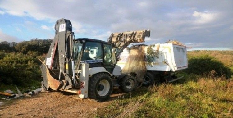 Bitez’de belediye ekipleri 23 kamyon hafriyatı temizledi