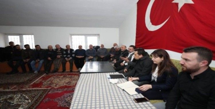 Sincan’da mahalleleri gezen Başkan Ercan, halkın taleplerini dinliyor
