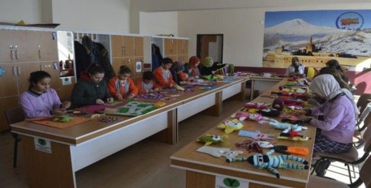 Deprem bölgesindeki çocuklara oyuncak yapıp, gönderdiler