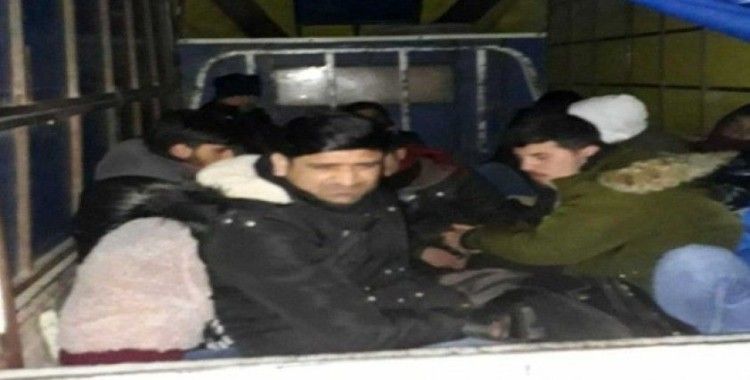 Polisi görünce kaçan araçtan 15 kaçak göçmen yakalandı