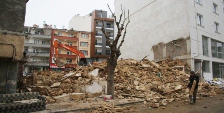 Karaman’da belediye mekruh binaları yıkıyor