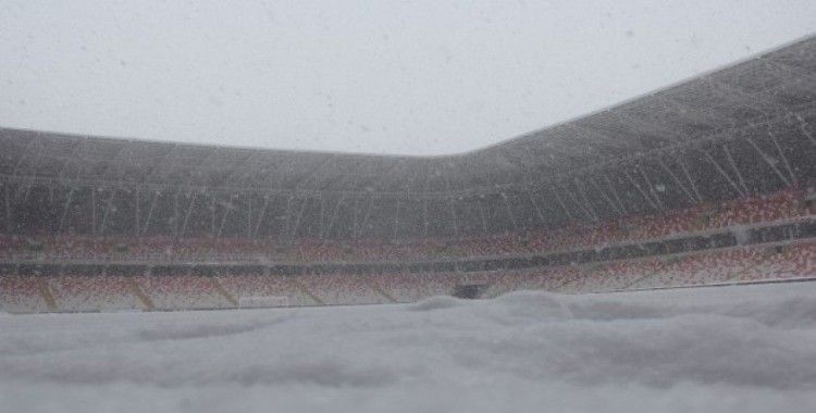 Kupa maçının oynanacağı stadyumda 30 cm kar var