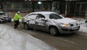 Artvin'de etkili olan kar yağışı trafiği felç etti